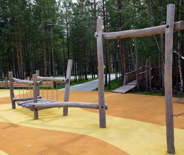 Noyabrsk şehrinin merkez parkındaki orijinal ahşap yapılar.