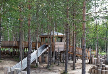 Noyabrsk şehrinin merkez parkında ahşap ve metalin bileşimi
