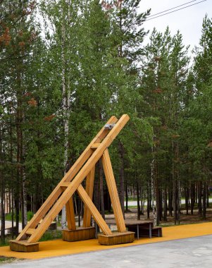 Noyabrsk şehrinin merkez parkındaki orijinal ahşap yapılar.