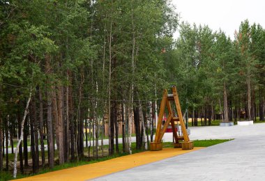 Noyabrsk şehrinin merkez parkındaki orijinal ahşap yapılar.