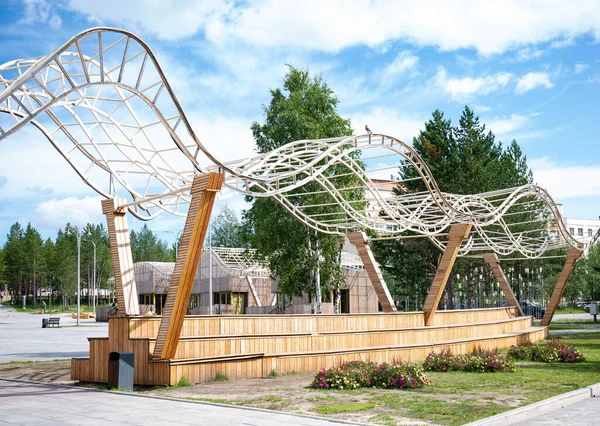 Composição Madeira Metal Parque Central Cidade Noyabrsk — Fotografia de Stock