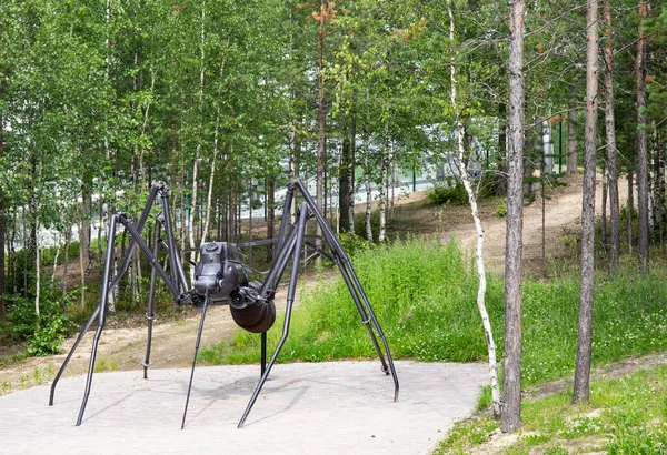 Noyabrsk şehrinin merkez parkında metalden yapılmış bir sivrisineğin orijinal heykeli.