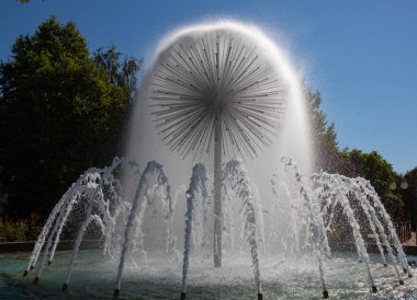 Eski parktaki güneş ışınlarının altında güzel bir çeşme