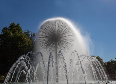 Eski parktaki güneş ışınlarının altında güzel bir çeşme