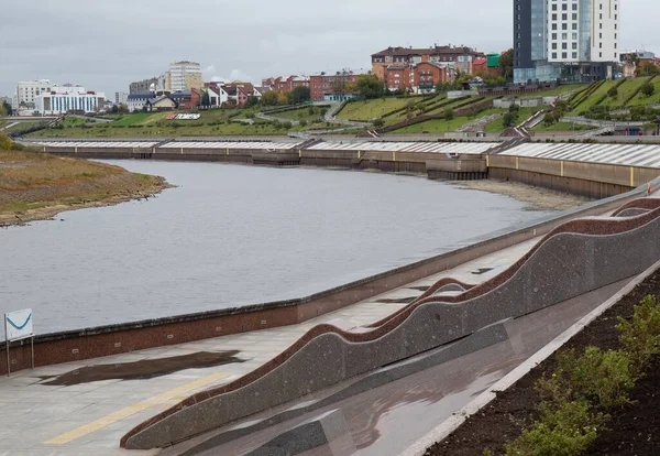 Tyumen Nehri 'nin güzel granit seti.