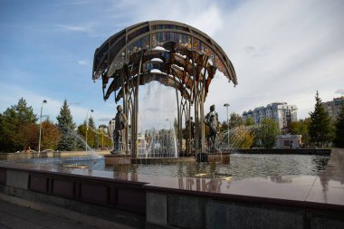 Tyumen şehrinin merkez meydanında heykellerle dolu güzel bir çeşme.