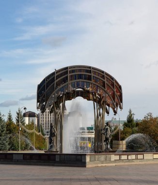 Tyumen şehrinin merkez meydanında heykellerle dolu güzel bir çeşme.