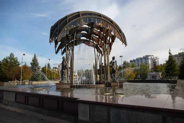 Uma Bela Fonte Com Esculturas Praça Central Cidade Tyumen — Fotografia de Stock