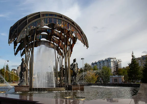 Schöner Brunnen Mit Skulpturen Auf Dem Zentralen Platz Der Stadt — Stockfoto