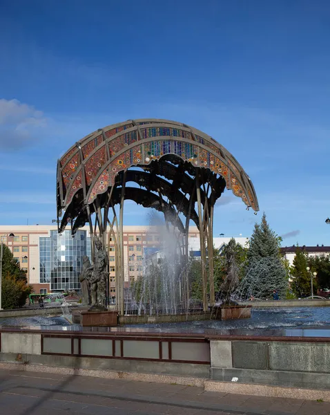 Uma Bela Fonte Com Esculturas Praça Central Cidade Tyumen — Fotografia de Stock