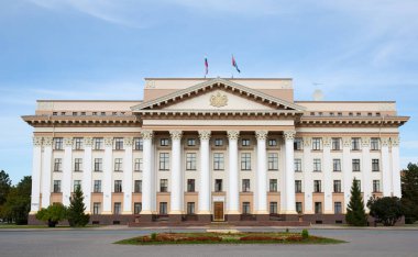 Tyumen şehrinin merkez meydanında güzel bir idari bina.