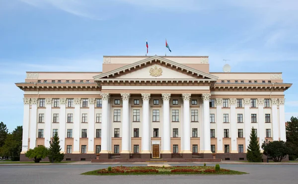 Een Prachtig Administratief Gebouw Het Centrale Plein Van Stad Tyumen — Stockfoto