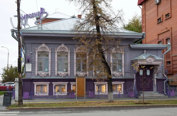 Όμορφο Παλιό Σπίτι Στο Κέντρο Του Tyumen — Φωτογραφία Αρχείου