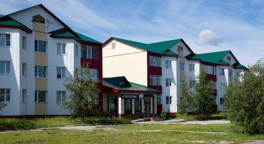 Yamal 'daki Noyabrsk şehrinin merkezindeki binanın güzel manzarası. 