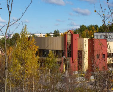 Yamal 'daki Noyabrsk şehrinin merkezindeki binaların güzel manzarası.