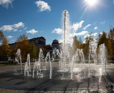 Yamal 'daki Noyabrsk şehrinin merkezinde güzel bir çeşme var.