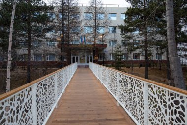 Noyabrsk Yamal 'ın merkezinde güzel bir açılış köprüsü.