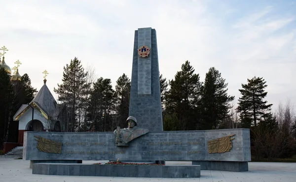 ヤマルのノイヤブスク市の中心部にある永遠の炎の石 — ストック写真