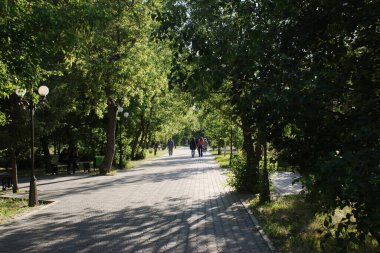 Kokshetau şehrinin merkez meydanının ara sokağında güzel bir manzara.