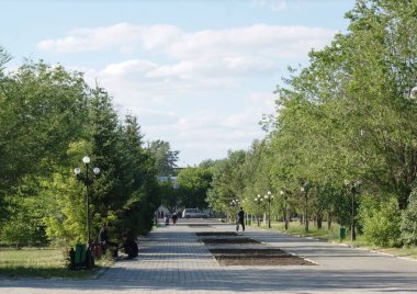 Kokshetau şehrinin merkez meydanının ara sokağında güzel bir manzara.