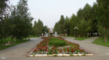 Kokshetau şehrinin merkez meydanında açık bir günde güzel bir çeşme.