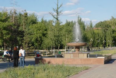Kokshetau şehrinin merkez meydanında açık bir günde güzel bir çeşme.