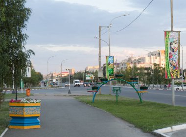 Yazın Kazakistan Cumhuriyeti Kokshetau şehrinin merkezindeki binaların güzel manzarası