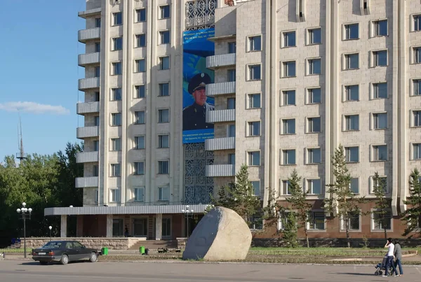 カザフスタン共和国のコクシェタウ市の中心部の建物の美しい景色 — ストック写真
