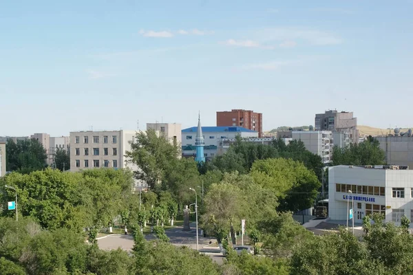Yazın Kazakistan Cumhuriyeti Kokshetau şehrinin merkezindeki binaların güzel manzarası