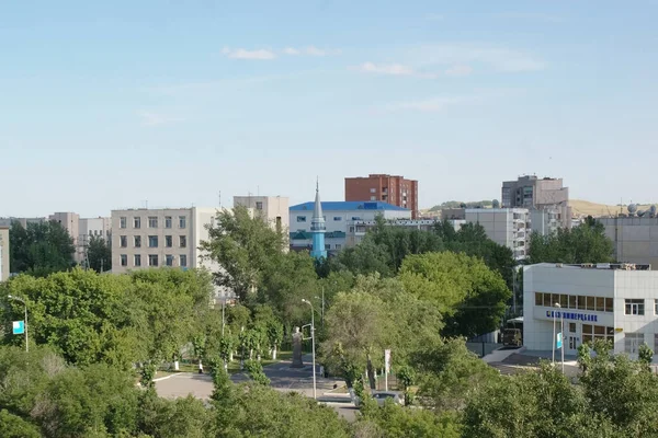 夏のカザフスタン共和国のコクシェタウ市の中心部の建物の美しい景色 ストック画像