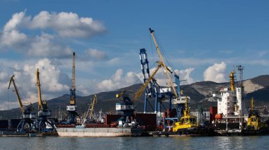 Açık bir günde Novorossiysk körfezindeki bir portalın çalışması.