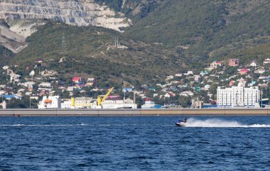 Novorossiysk körfezindeki rıhtımın arka planında çok güzel su scooterları var.