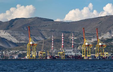 Açık bir günde Novorossiysk körfezindeki bir portalın çalışması.