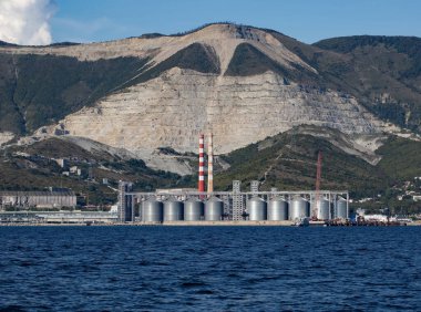 Açık bir günde Novorossiysk körfezinde çimento çıkarma için dağlar