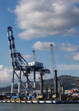 Açık bir günde Novorossiysk körfezindeki bir portalın çalışması.