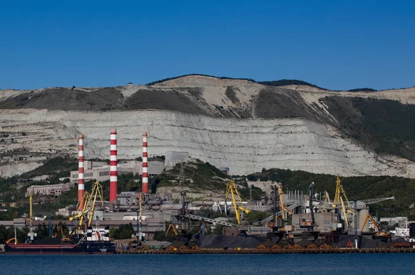 Açık bir günde Novorossiysk körfezindeki bir portalın çalışması.
