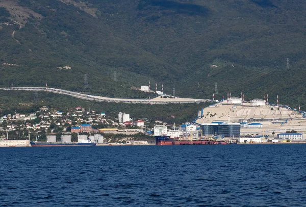 Açık bir günde Novorossiysk körfezinde çimento çıkarma için dağlar