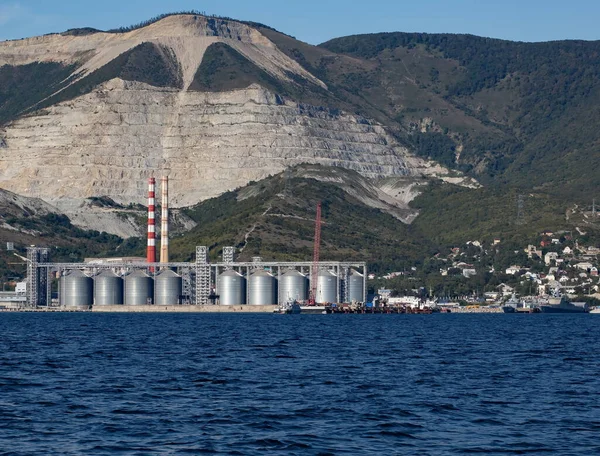Açık bir günde Novorossiysk körfezinde çimento çıkarma için dağlar