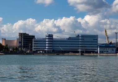 Körfezden Novorossiysk ticari liman binasının görüntüsü
