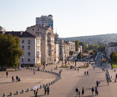 Novorossiysk seti üzerindeki güzel binaların manzarası
