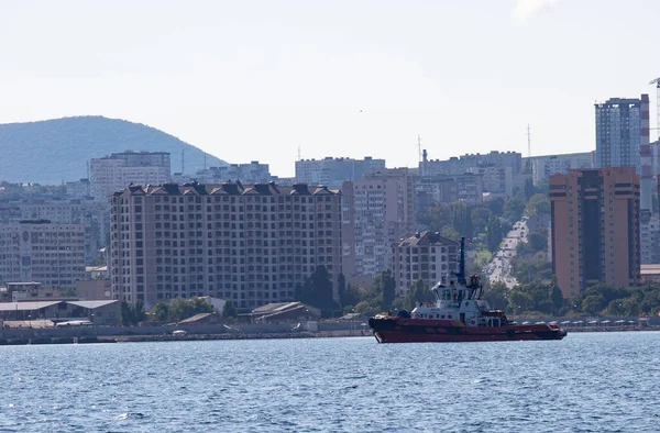 Vista Los Hermosos Edificios Terraplén Ciudad Novorossiysk Desde Bahía —  Fotos de Stock