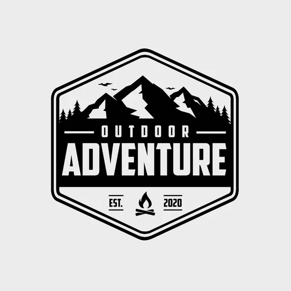 冒险山户外徽章标志 最适合户外运动露营和与山区有关的行业 — 图库照片