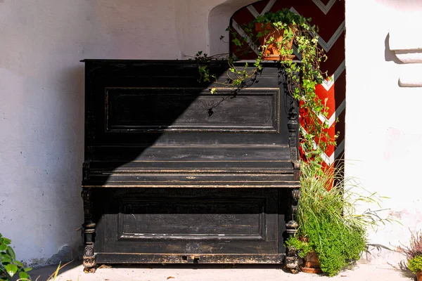 Een Oude Zwarte Piano Een Landhuis Hoek Van Het Terras — Stockfoto