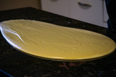 Çikolata stüdyosunda çikolata yapma süreci. Doğal malzemeli acı çikolata.