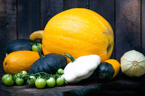어두운 탁자 위에 신선 한 채소. 가을 수확. 노란 호박, 호박, 호박, 녹색 토마토. — 스톡 사진