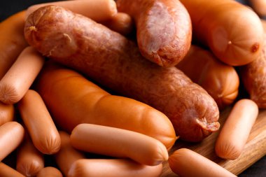 Çeşitli çiğ süt sosisleri, sosisler ve sosisler.