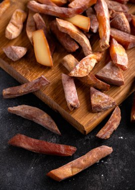 Masada taze füme peynir parçaları var. abur cubur.