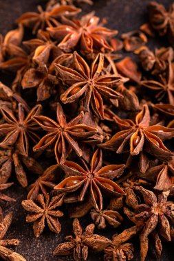 Anise yıldızları eski kırsal masada otlar