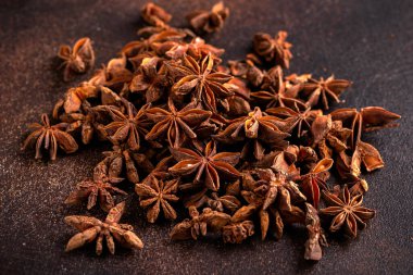 Anise yıldızları eski kırsal masada otlar