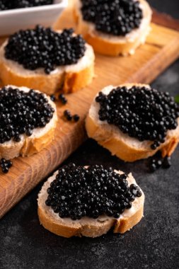 Kırsal arka planda siyah havyarlı bir dilim ekmek..